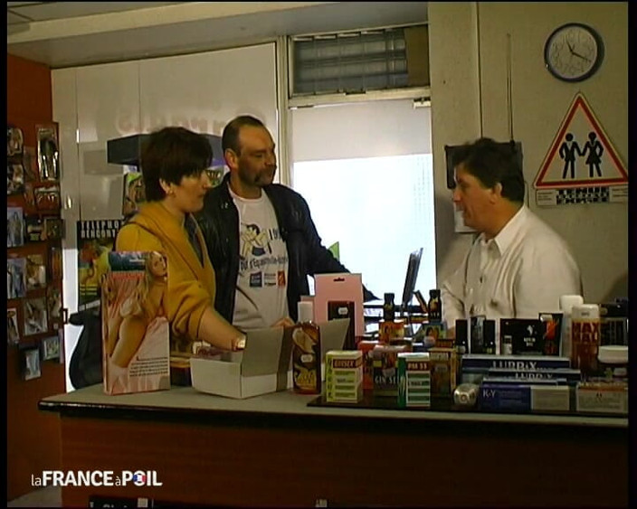 French Gonzo: キャロルは、彼氏の大きな手に意地悪に偽装された家族の継母です!