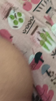 Nya gifta par romantik med våta Pundai och söta vindruvor