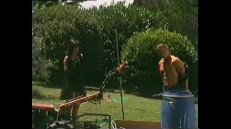 Vintage megastore: 毛深いマンコの尻を持つセクシーな熟女が屋外で犯され、巨根で巨大なおっぱいに射精