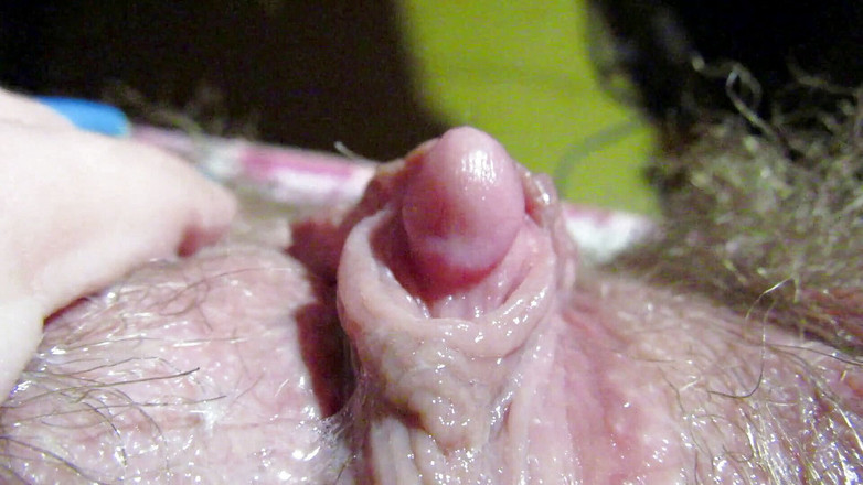 Cuteblonde666: Kelentit besar berbulu basah menitis melancap dan menggesel orgasme