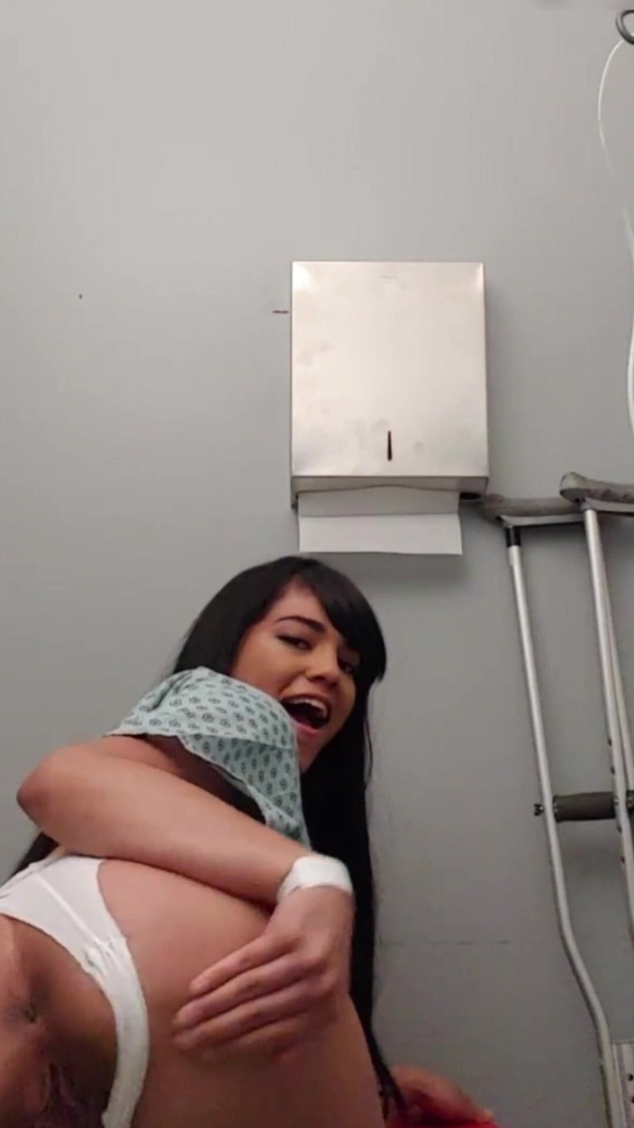 CamSoda: Vollbusiger dicker arsch, teenager unter quarantäne gestellt, fast beim masturbieren...