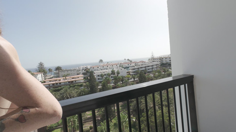 ScottishSweetie: Saliendo Al Balcón En Mis Bragas, Mostrando Mis Tetas Y...