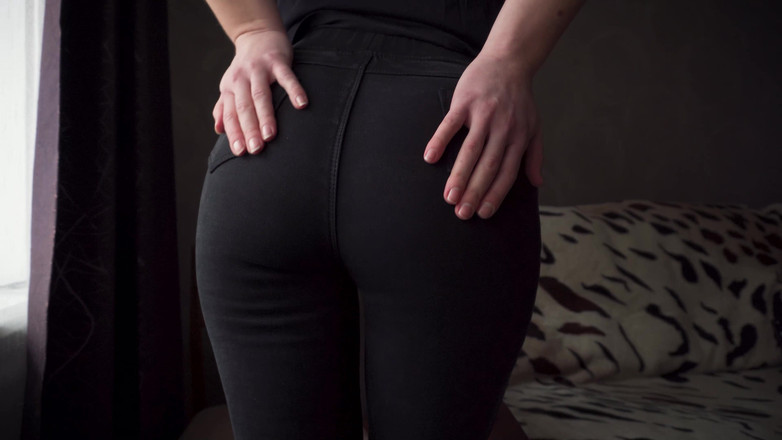 Teasecombo 4K: タイトな黒ジーンズでセクシーな熟女点滅白ひもクジラの尾