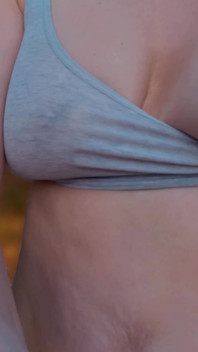 Wifey deja salir sus grandes tetas en este sujetador deportivo apretado