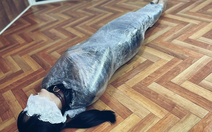 ushirosugatanomiki: Maminka. Agentka utíká z rapového otroctví