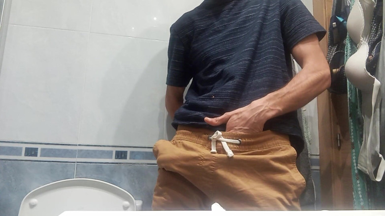 Elvissc: Tipul cu pula uriașă atât de grasă în pantaloni, el o...