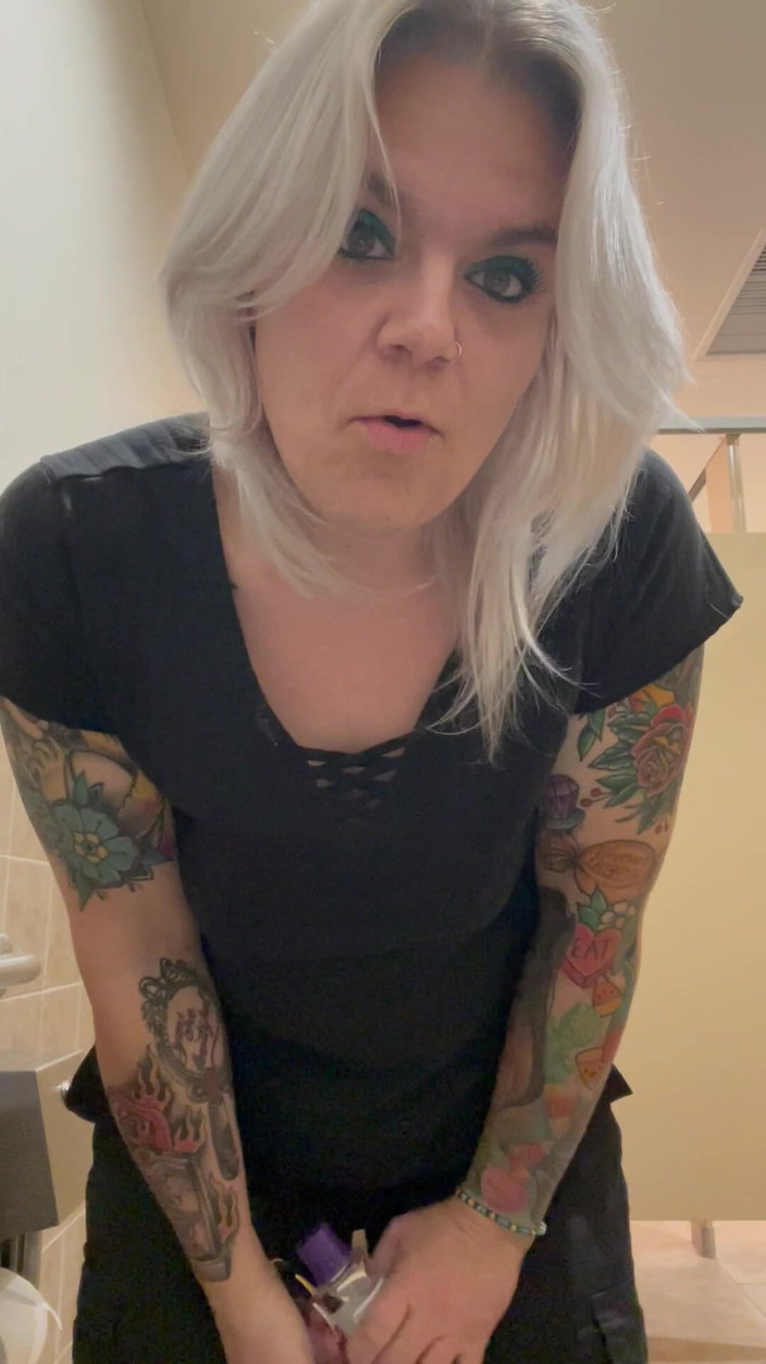 CherryBombBomb: 공공 화장실 후장 플레이