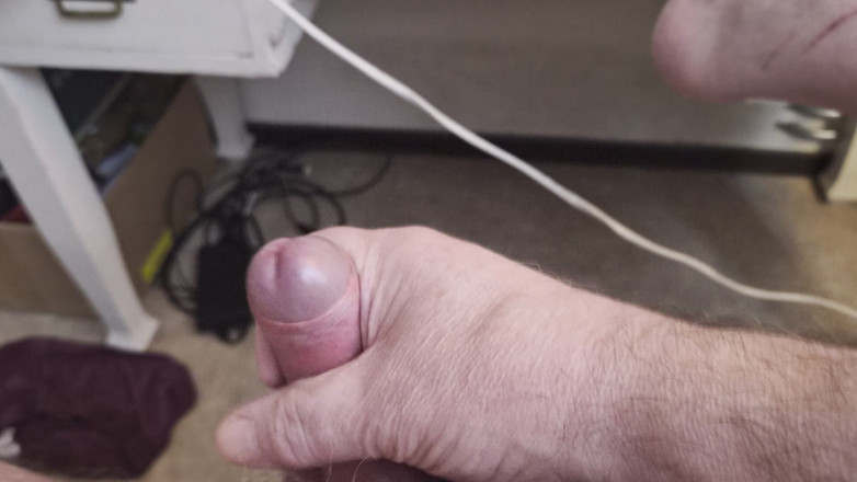 Pellefnatt: Vovô senta-se na poltrona e brinca com seu pauzinho