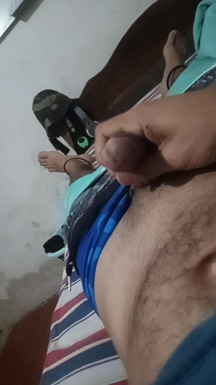 Cute boy jerks off: 18letý muž se dotýká jeho penisu, zatímco jeho sousedé jsou...