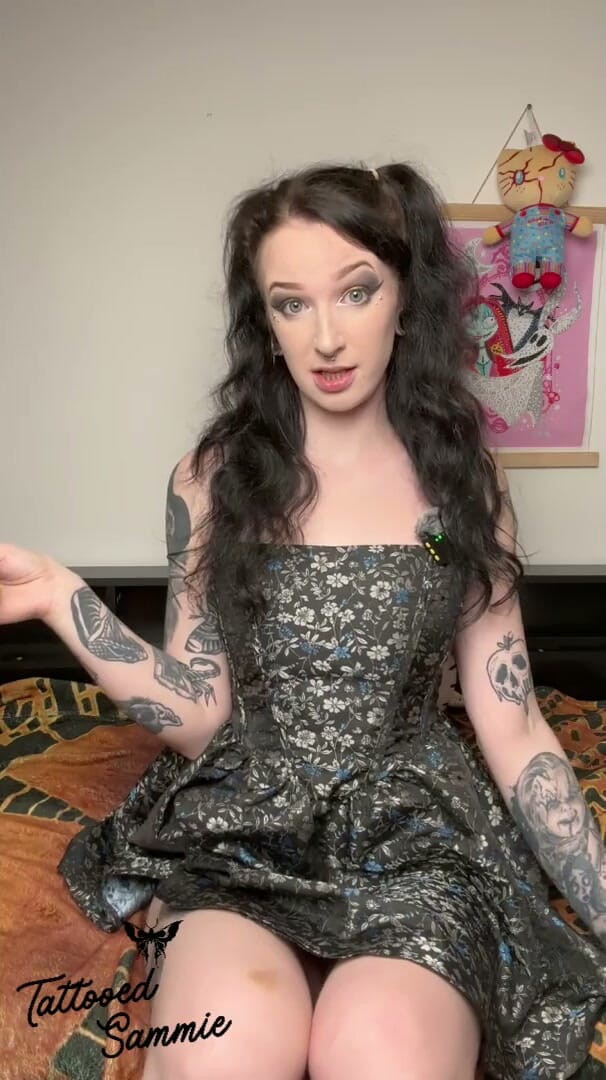 Tattooedsammie: Pretty Goth Fuck Herself with New Dildo