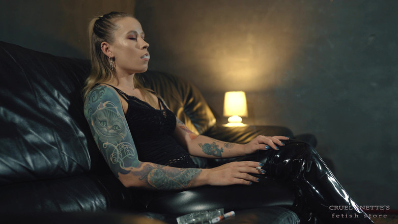 Cruel Anettes fetish world: Zwinięty papieros 4K