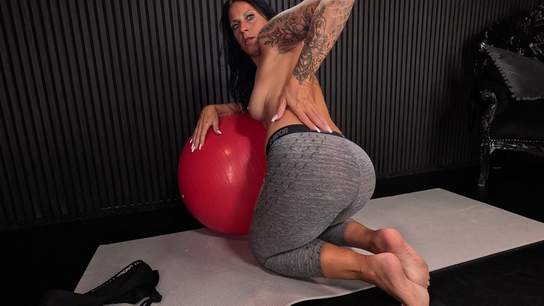 WeAreNewbies: Janina's Warm-up Tease