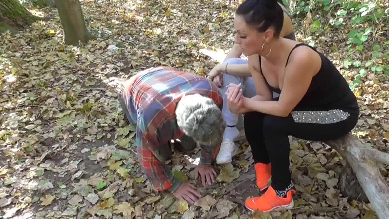 Foot Girls: Uctívání bot a čichání páchnoucích nohou - plná verze