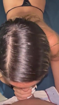 Une fille de fitness est interrompue au milieu du yoga pour se faire baiser et remplir de sperme par une grosse bite