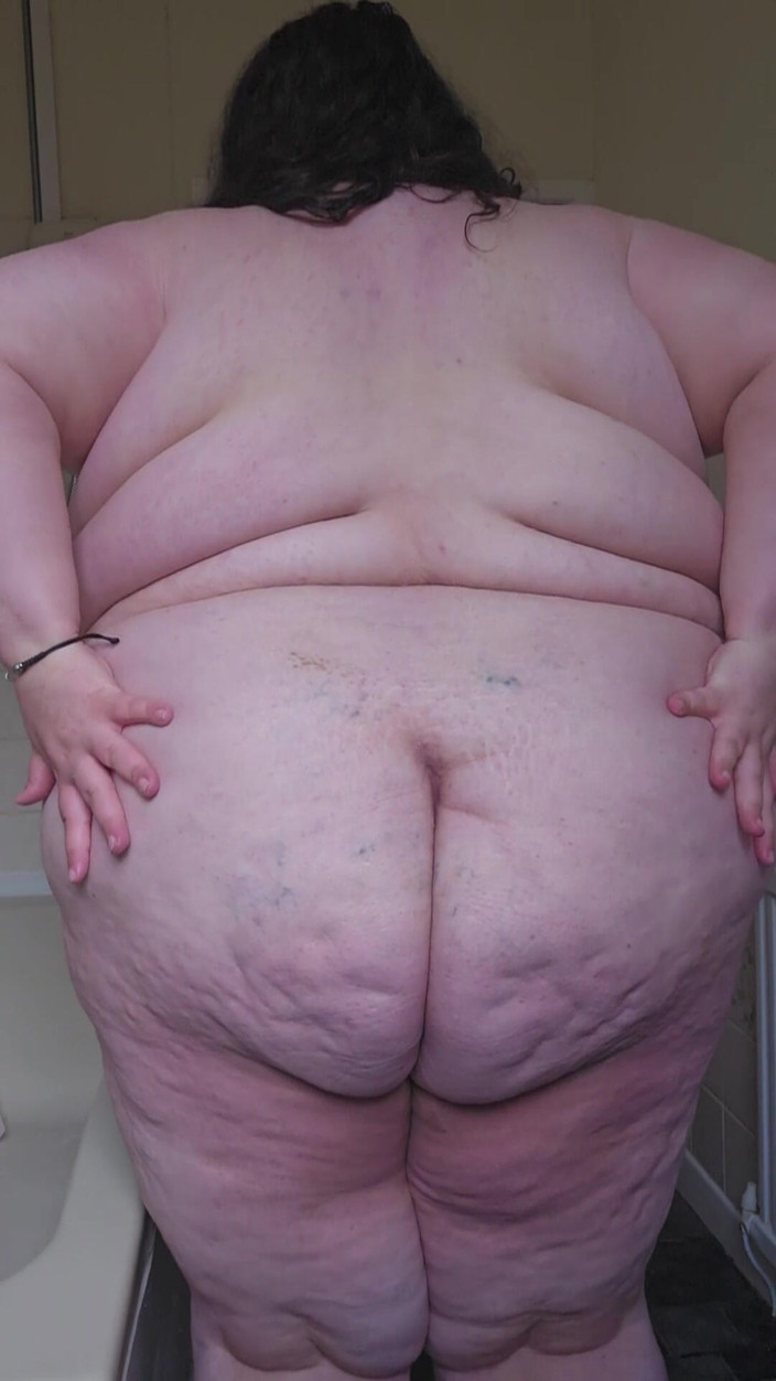 SSBBWLadyBrads: Жиробасина богиня раздевается в ванной и подиуме