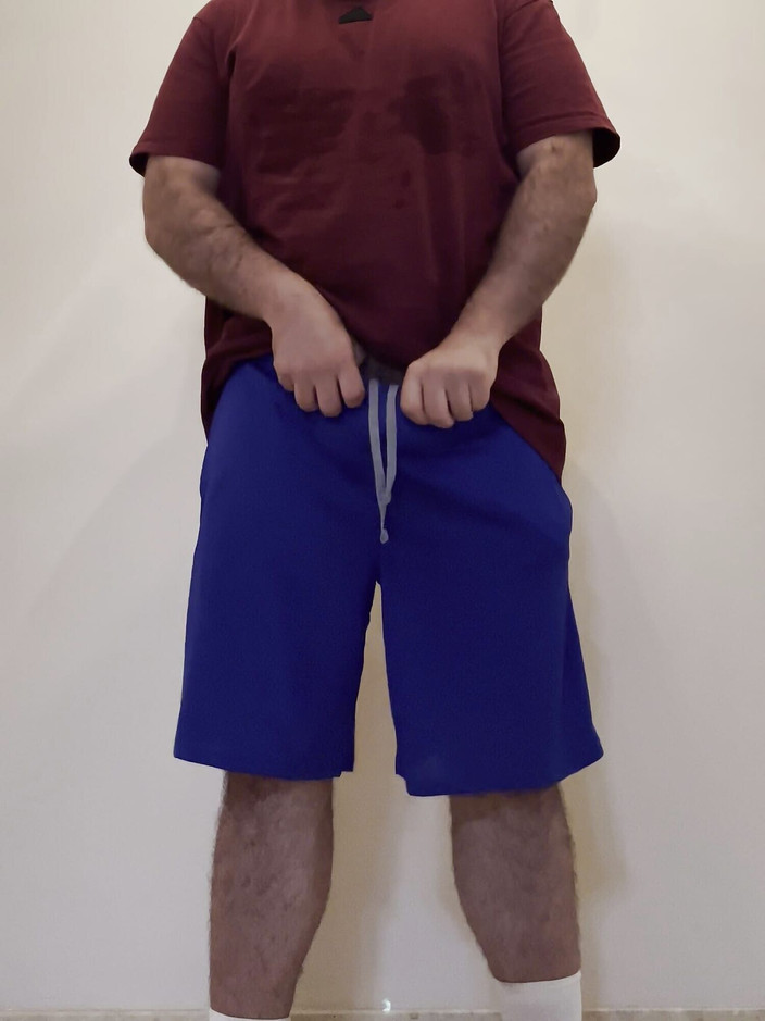 FurryCubster: 汗まみれの分厚い毛むくじゃらのクマの子が彼の切られていない太いコックをオナニー