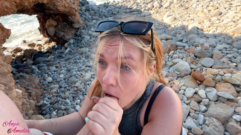 Anja Amelia: 바로 해변! 야외 딥쓰롯 익스트림