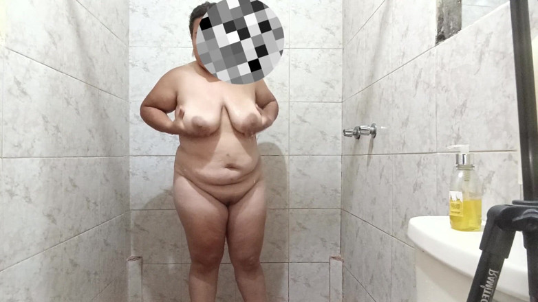Stepmom_with_big_tits: Sexy ragazza latina si tocca molto ricca mentre si fa...