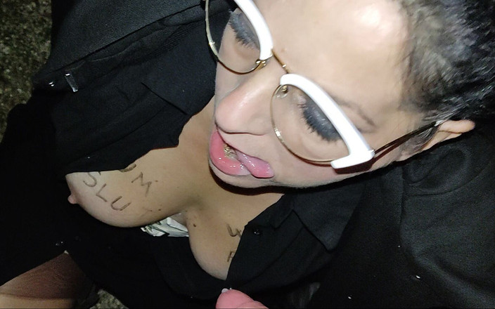 Toilet Mommy: Masturbuji, zatímco kouřím jeho tlustého ptáka v parku