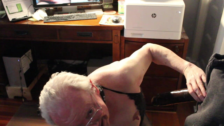 Erachi: Erachi è la piccola obbediente cagna di papà e anche la...