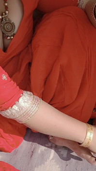 Punjabi Bhabhi Painted Her Nail on Roof