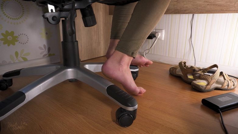 Teasecombo 4K: Masanın altında yıpranmış sandalet içinde ayaklarını seviyorum