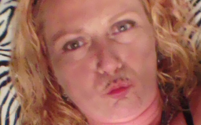 WhoreAngel: WhoreAngelは自分自身を指で指します