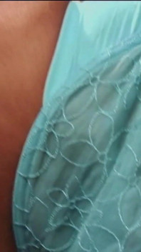 Hermosa morena con tetas naturales sabe cómo entretener una polla