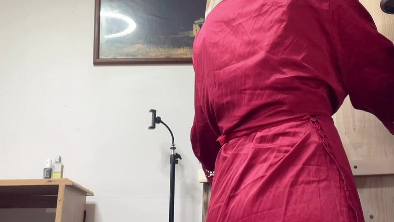 sweethanajapanese: 빨간 옷을 입고 섹시하고 겸둥이 귀여운 소녀 Hana Chan은 털이 무성한 보지의 화장실에서 오줌을 싸게 됩니다.