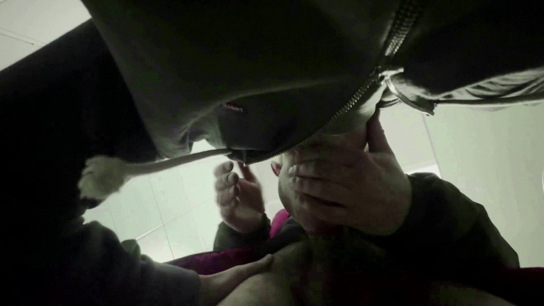 Throateman: La Chupa De La Profesora En Un Baño Público. Palmadas...