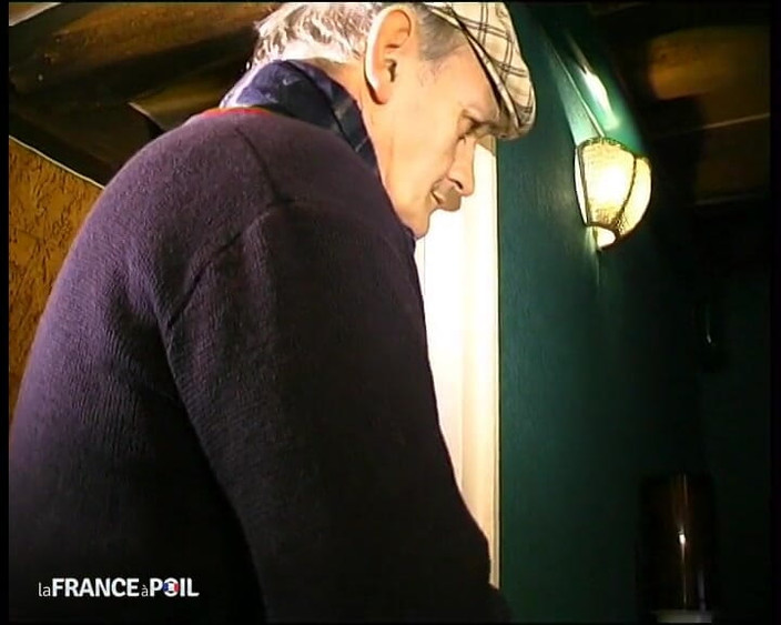 Rue Chaude: おじいちゃんが売春婦に金を払って、彼女がセックスされるのを見させる