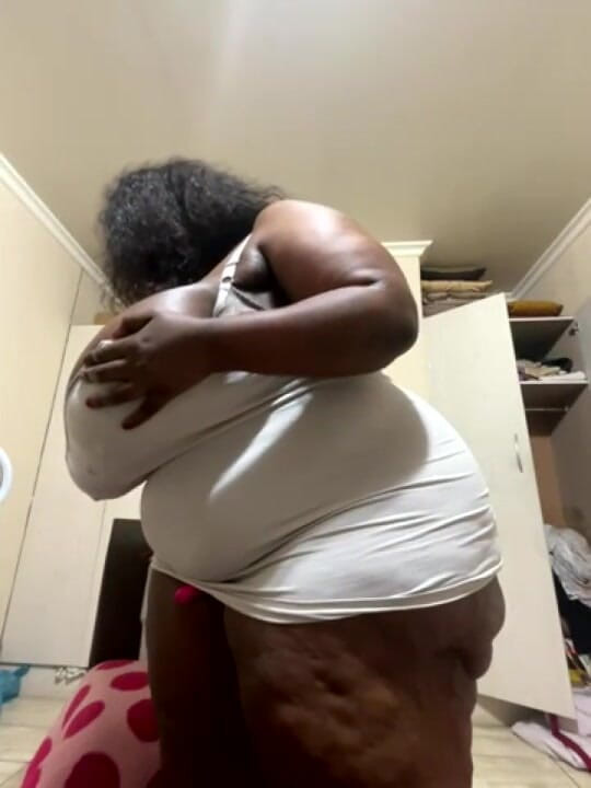Legendary Booty Overdose: Rondborstige bbw milf striptease &amp; tietenspel