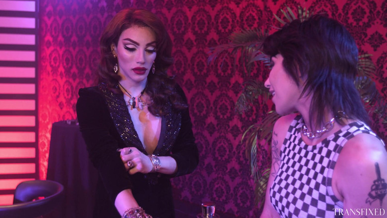Transfixed ADULTTIME: TransFixed - транс босс кабаре Brooklyn Grey не может устоять перед трахом новой певицы Ariel Demure