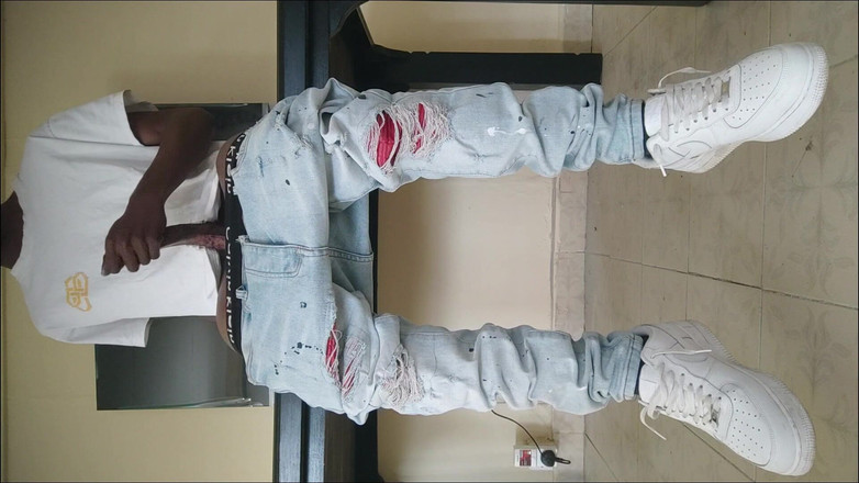 Gay black steel Africa: 黑色与巨大的鸡巴在街头服装抽搐和射精（4）