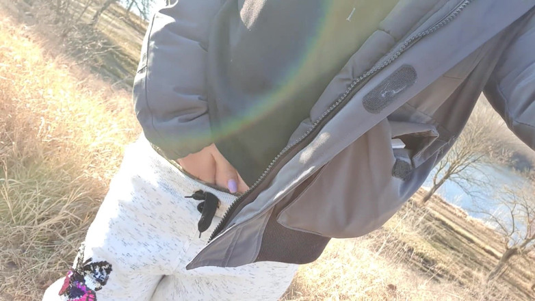 TheloveStory: Geiles mädchen in der nähe des sees berührt feuchte muschi