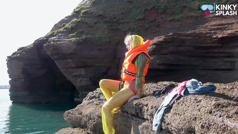 UKCuteGirl Lucy Lauren: Kamizelki ratownicze, PCV i neopren nasączone w słońcu i spunk