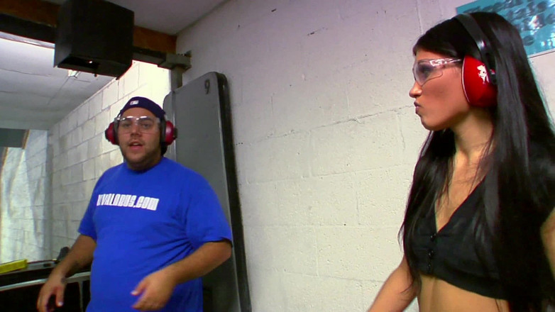 Femdom Sex: ragazza con il fucile scopa