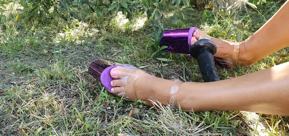 Intim media: Açık havada ayak fetişi - yüksek topuklu ateşli orta yaşlı seksi...