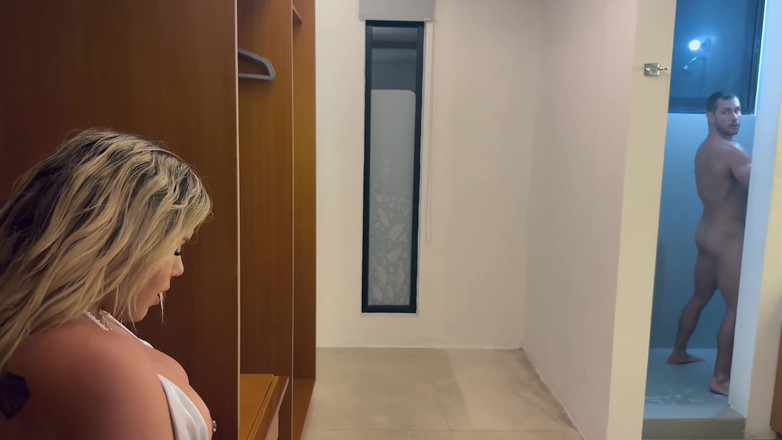 Duncan Saint: Dezii menangkap saya di bilik mandi