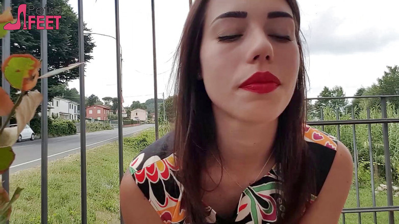 Smokin Fetish: Brunetka Petra kouří své ciggarete venku