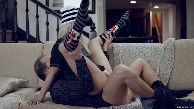 Pornfidelity: Крихітна падчерка хоче, щоб тато кінчив глибоко в неї