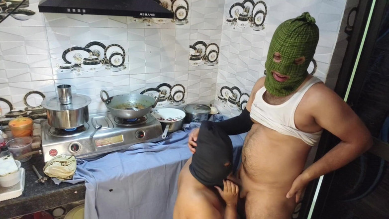 Hotty Mona: 남편이 근무하는 동안 법 하드 섹스에서 동생과 미로 부엌을 한 바비.