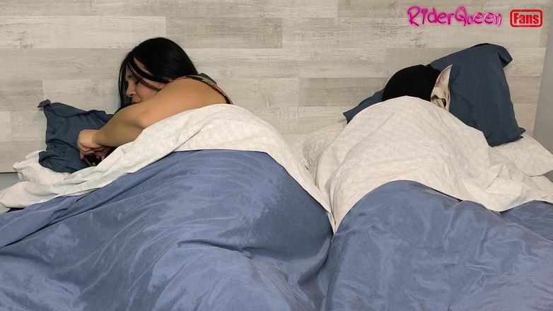 Riderqueen: Mama vitregă iubitoare, fani solo în Slow Motion, în pat