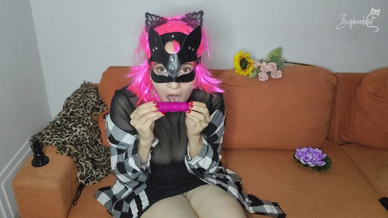 BigBoobCat: Meus peitos naturais e grandes estão latejante! Buceta mascarada, eu...