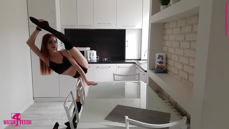 Watch4fetish: Impressive front bend from Mary Way