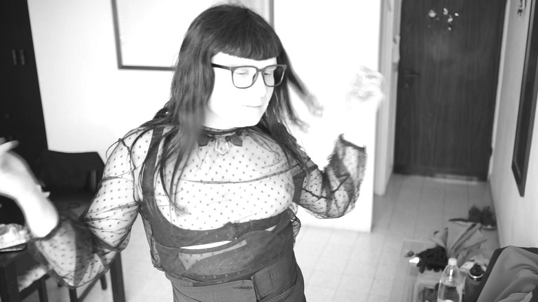 Voyager: वह अपना परफेक्ट आउटफिट बहुत करीब से दिखाती हैं।