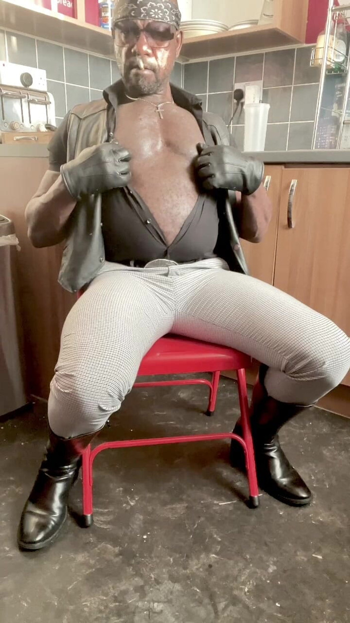 Black smoking muscle stepdad: Sesi cewek binaragawan dewasa yang hot lagi asik merokok &amp; ngentot...