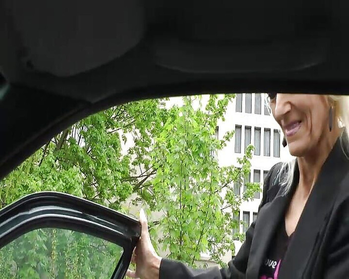 Paris Jango: Vovó tem a mente muito aberta ... ela é fodida no estacionamento!