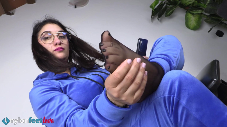 Best Nylon Feet Videos: Curvilínea beleza em algodão geral pijama provoca cavalheiros com seus...