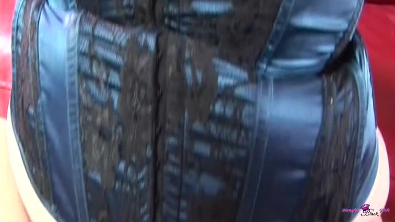 Naughty Black Girls: Si comel yang smirking mencabar teman lelaki besarnya untuk meninggalkannya...